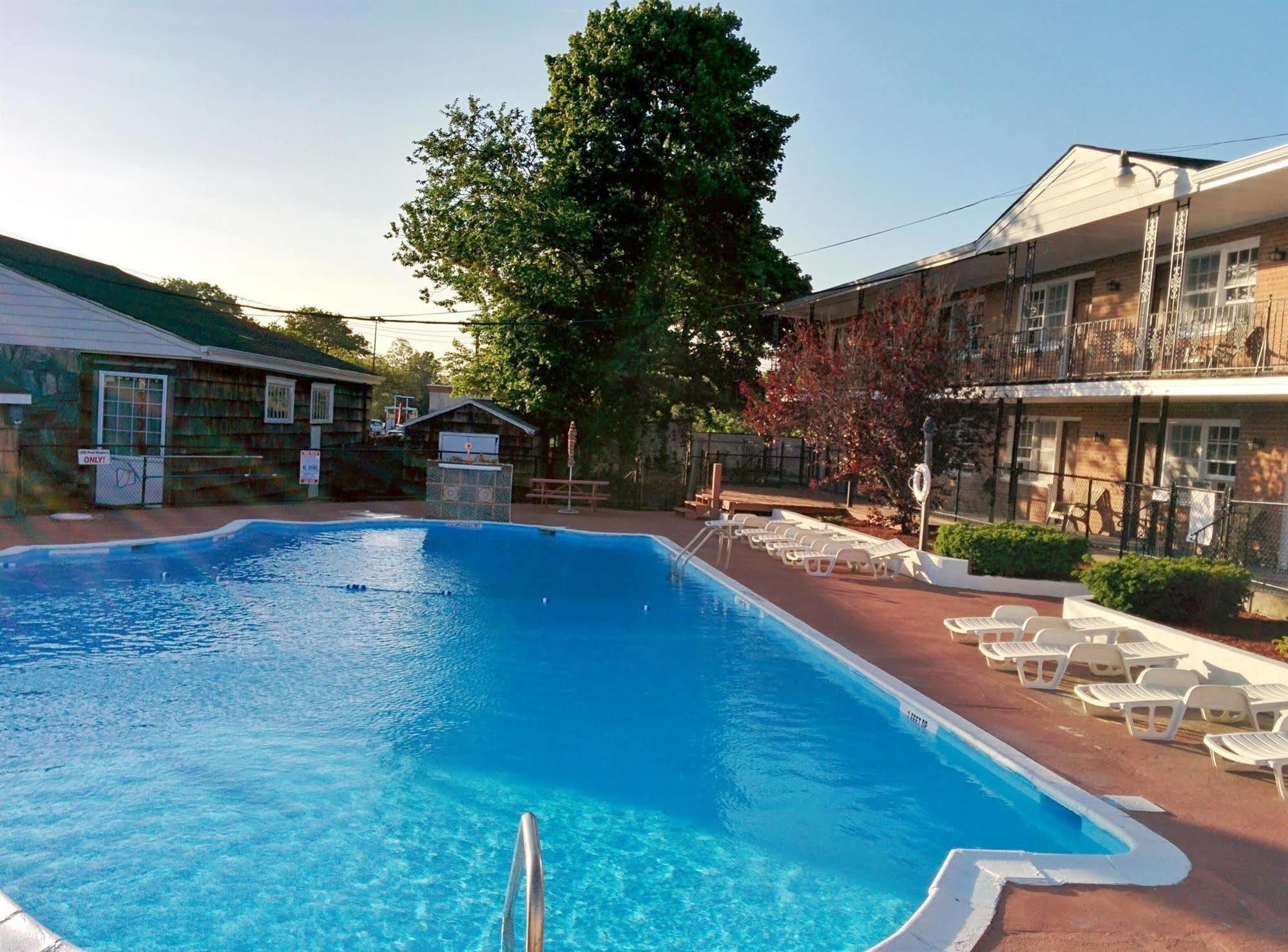 Budget Host East End Hotel In Riverhead Exterior foto