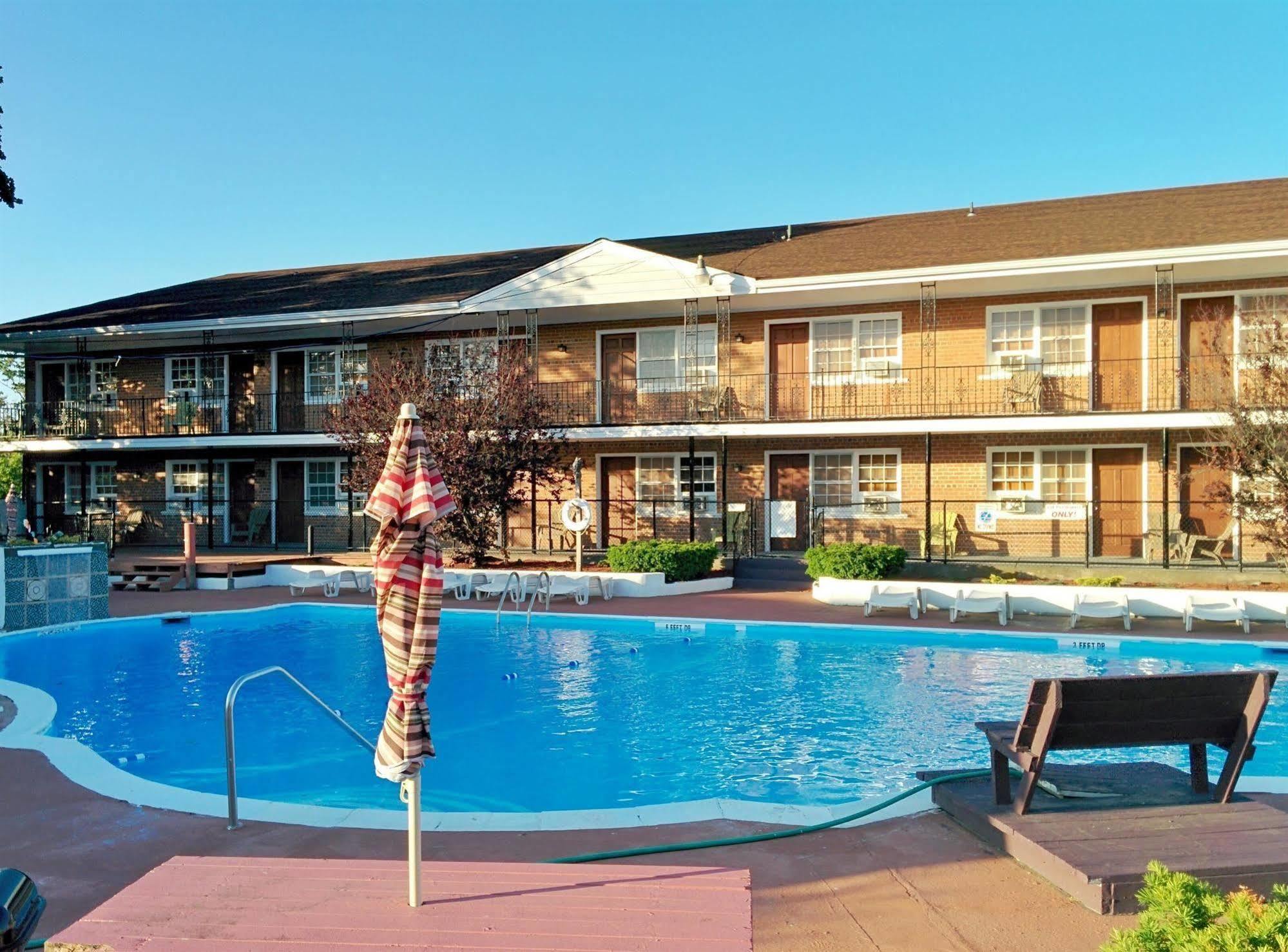 Budget Host East End Hotel In Riverhead Exterior foto
